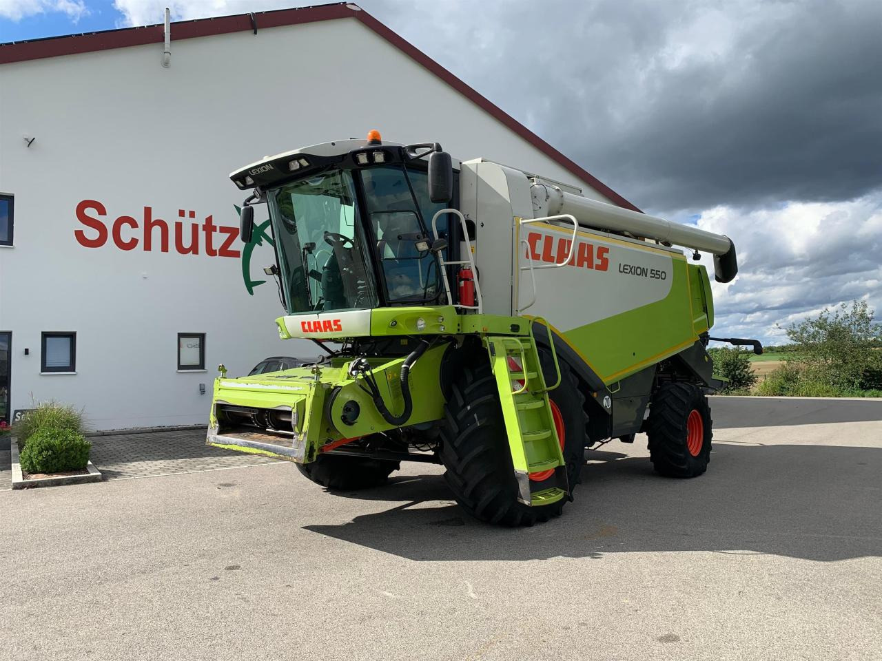CLAAS Lexion 550 mit Schneidwerk V660, 3D und Klimaautomatik, gepflegter Zustand, Baujahr 2009 - Kombájn: 1 kép. CLAAS Lexion 550 mit Schneidwerk V660, 3D und Klimaautomatik, gepflegter Zustand, Baujahr 2009 - Kombájn: 1 kép.