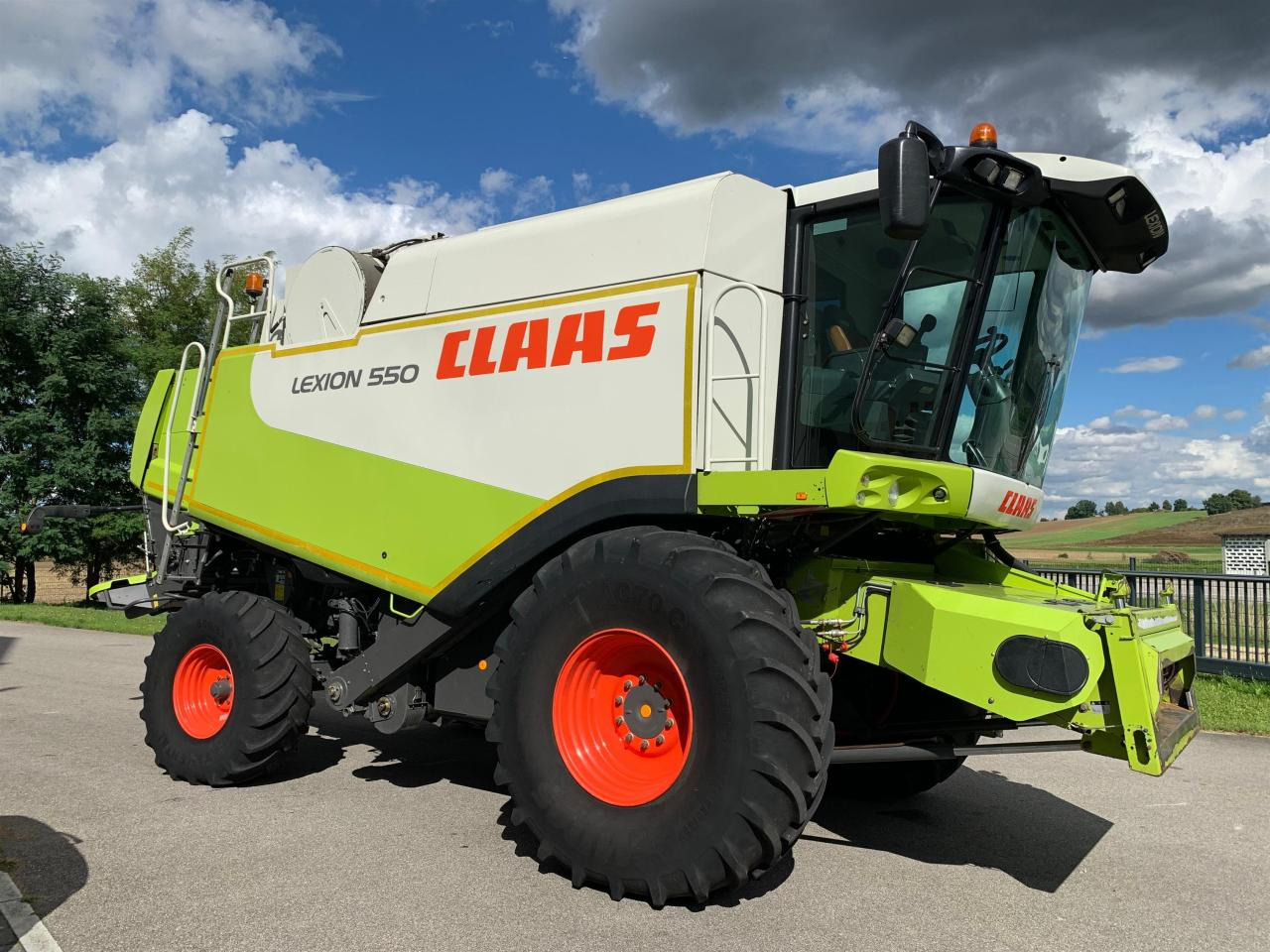 CLAAS Lexion 550 mit Schneidwerk V660, 3D und Klimaautomatik, gepflegter Zustand, Baujahr 2009 - Kombájn: 3 kép. CLAAS Lexion 550 mit Schneidwerk V660, 3D und Klimaautomatik, gepflegter Zustand, Baujahr 2009 - Kombájn: 3 kép.