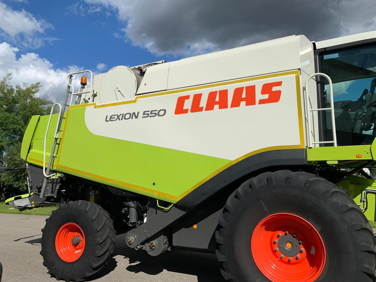 CLAAS Lexion 550 mit Schneidwerk V660, 3D und Klimaautomatik, gepflegter Zustand, Baujahr 2009 - Kombájn: 4 kép. CLAAS Lexion 550 mit Schneidwerk V660, 3D und Klimaautomatik, gepflegter Zustand, Baujahr 2009 - Kombájn: 4 kép.