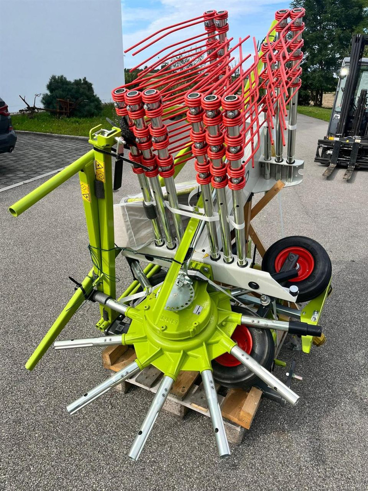 CLAAS Liner 370 Tandem / NEU und UNBENUTZT / Baujahr 202 - Szénaforgató: 3 kép. CLAAS Liner 370 Tandem / NEU und UNBENUTZT / Baujahr 202 - Szénaforgató: 3 kép.