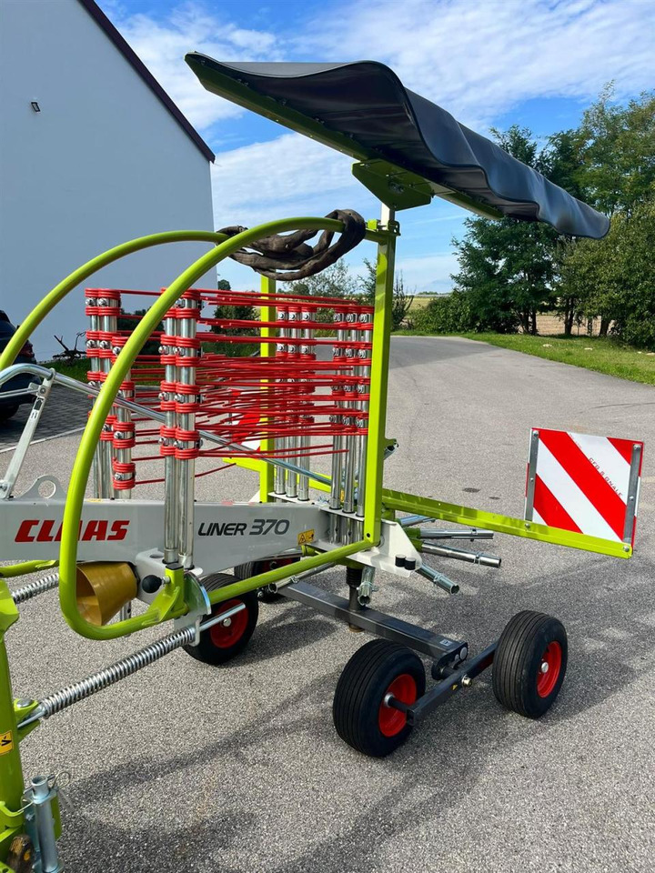 CLAAS Liner 370 Tandem / NEU und UNBENUTZT / Baujahr 202 - Szénaforgató: 2 kép. CLAAS Liner 370 Tandem / NEU und UNBENUTZT / Baujahr 202 - Szénaforgató: 2 kép.