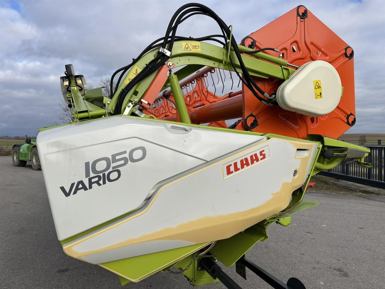 CLAAS Schneidwerk Claas Vario V1050, ca. 1600ha, LED Laser, Bj. 2016 - Kombájn adapter: 3 kép. CLAAS Schneidwerk Claas Vario V1050, ca. 1600ha, LED Laser, Bj. 2016 - Kombájn adapter: 3 kép.