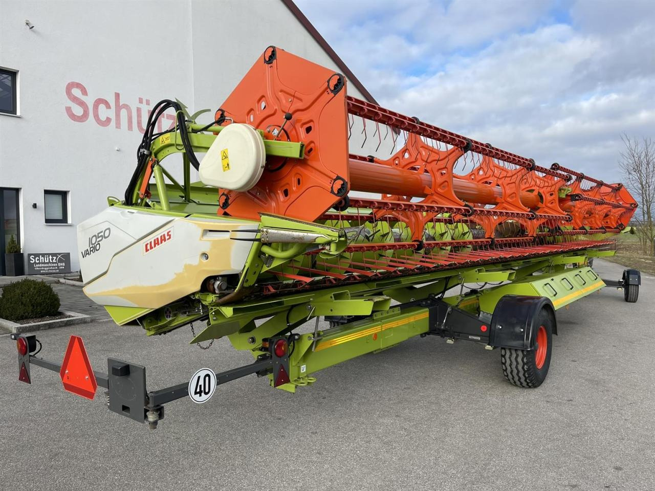 CLAAS Schneidwerk Claas Vario V1050, ca. 1600ha, LED Laser, Bj. 2016 - Kombájn adapter: 2 kép. CLAAS Schneidwerk Claas Vario V1050, ca. 1600ha, LED Laser, Bj. 2016 - Kombájn adapter: 2 kép.
