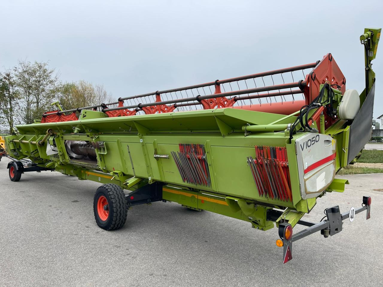 CLAAS Schneidwerk V1050 inkl. Raps, Bj. 2008 - Kombájn adapter: 4 kép. CLAAS Schneidwerk V1050 inkl. Raps, Bj. 2008 - Kombájn adapter: 4 kép.