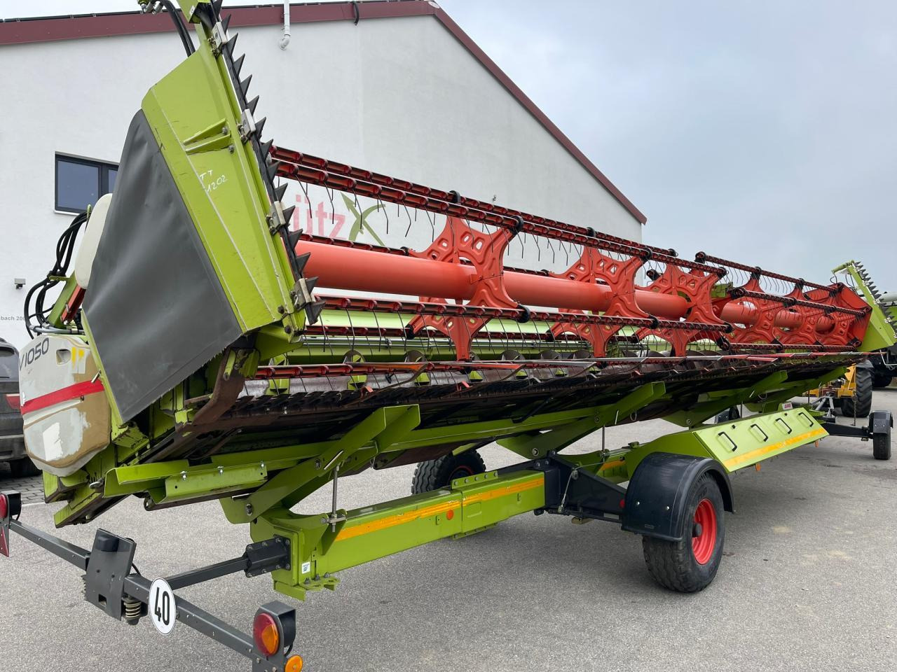 CLAAS Schneidwerk V1050 inkl. Raps, Bj. 2008 - Kombájn adapter: 2 kép. CLAAS Schneidwerk V1050 inkl. Raps, Bj. 2008 - Kombájn adapter: 2 kép.