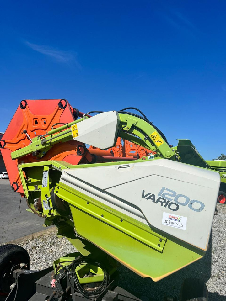 CLAAS Vario 1200 ohne Wagen - Takarmánybetakarító gép: 2 kép. CLAAS Vario 1200 ohne Wagen - Takarmánybetakarító gép: 2 kép.
