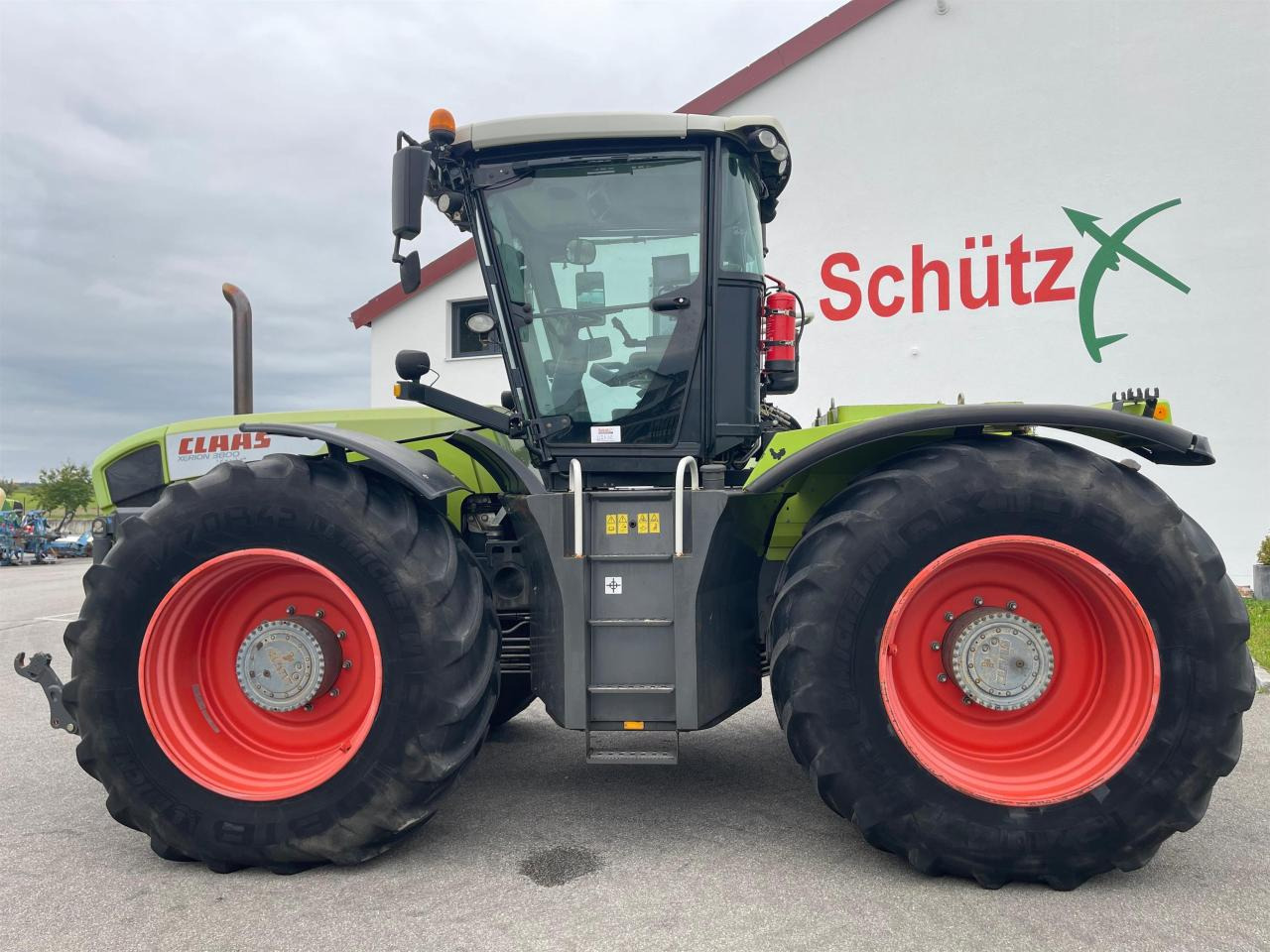 CLAAS Xerion 3800 Trac PTO GPS S3 FKH Erstbesitz - Traktor: 5 kép. CLAAS Xerion 3800 Trac PTO GPS S3 FKH Erstbesitz - Traktor: 5 kép.