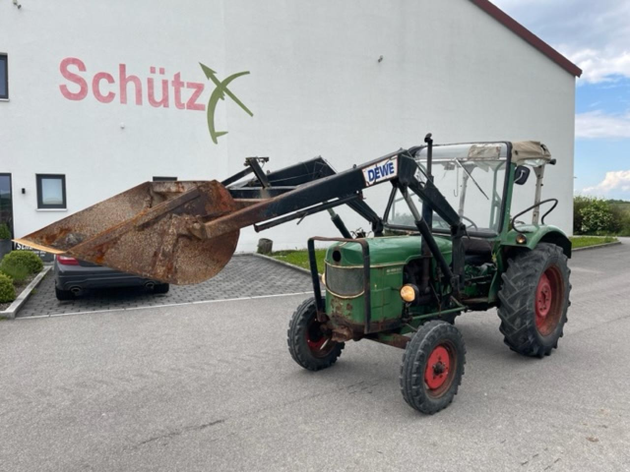 Deutz-Fahr D 4005 mit Frontlader / Oldtimer - Traktor: 2 kép. Deutz-Fahr D 4005 mit Frontlader / Oldtimer - Traktor: 2 kép.