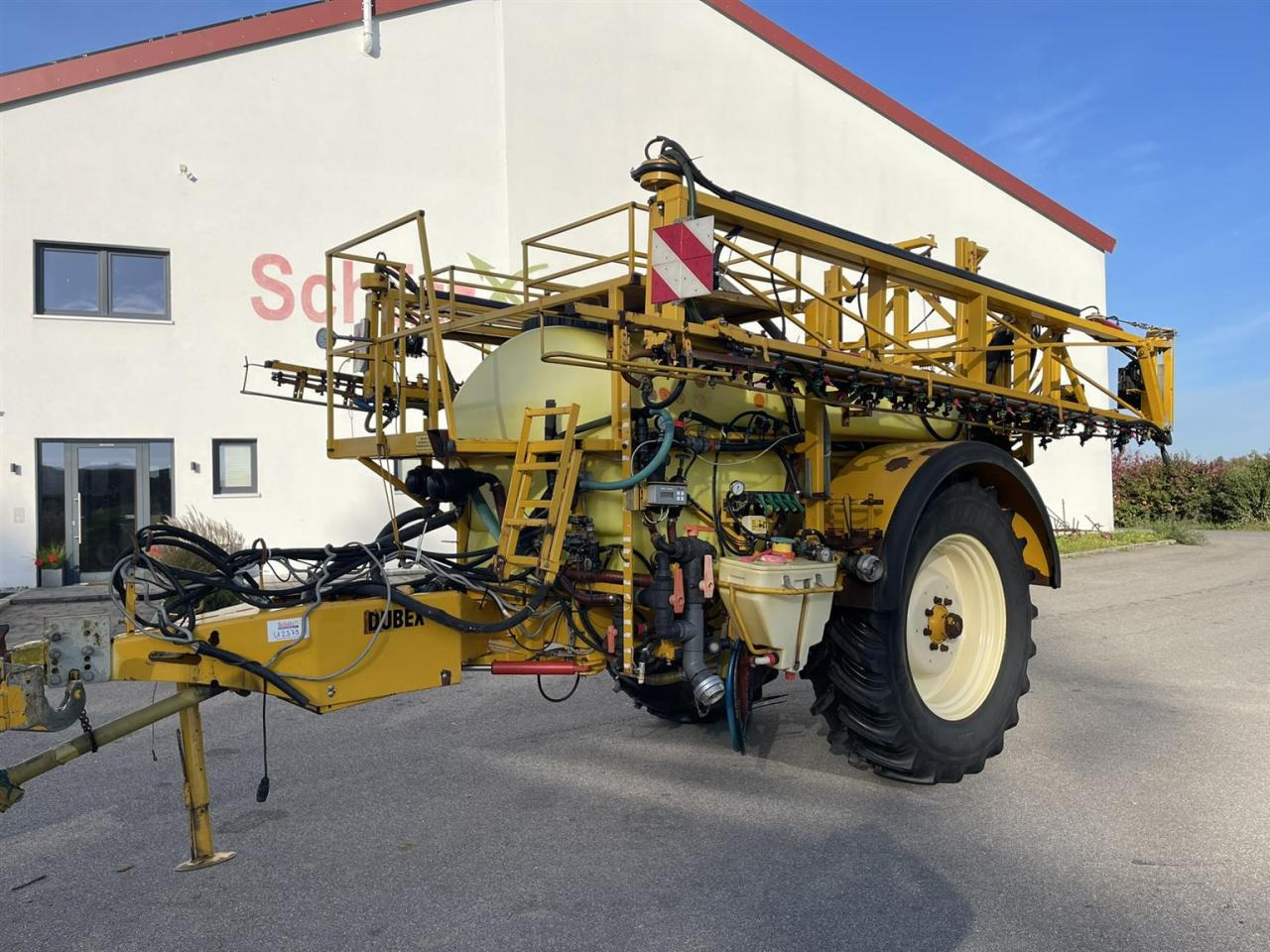 Dubex Vector mit Lenkung, 4.000 Liter Tankvolumen, 28m, Spray Control, Tank Control - Vontatott permetezők: 1 kép. Dubex Vector mit Lenkung, 4.000 Liter Tankvolumen, 28m, Spray Control, Tank Control - Vontatott permetezők: 1 kép.