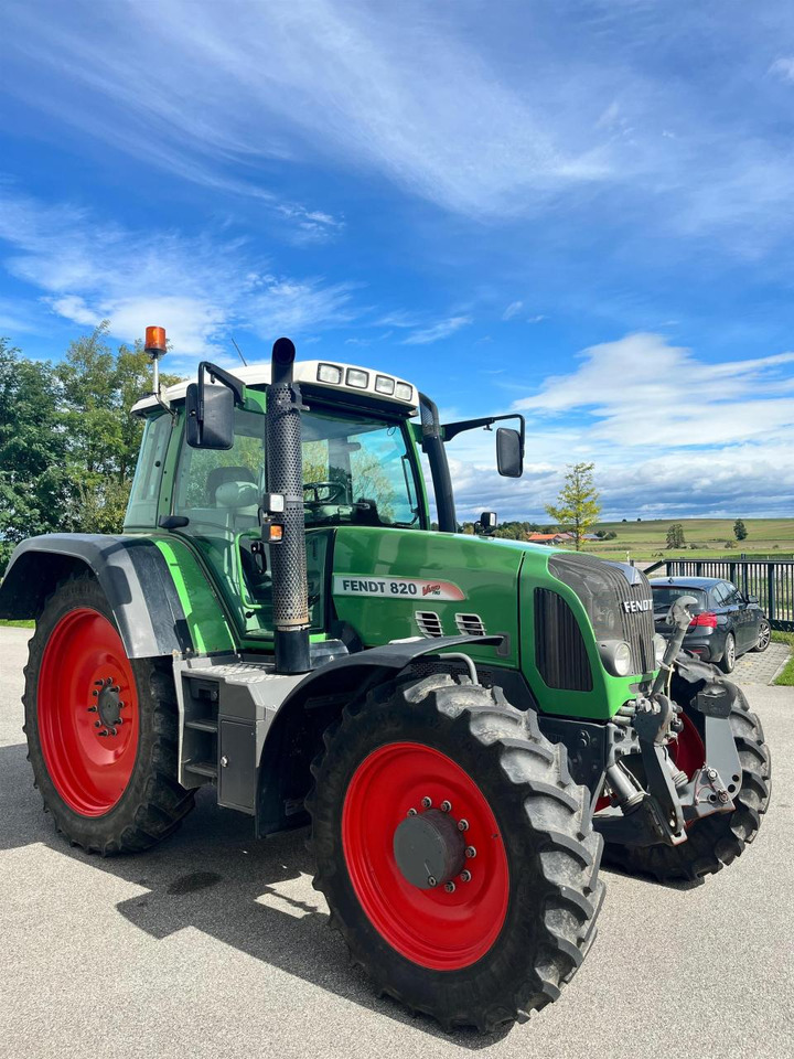 Fendt 820 Vario Com3 mit GPS / neuer Motor / 9647 Bh - Traktor: 5 kép. Fendt 820 Vario Com3 mit GPS / neuer Motor / 9647 Bh - Traktor: 5 kép.