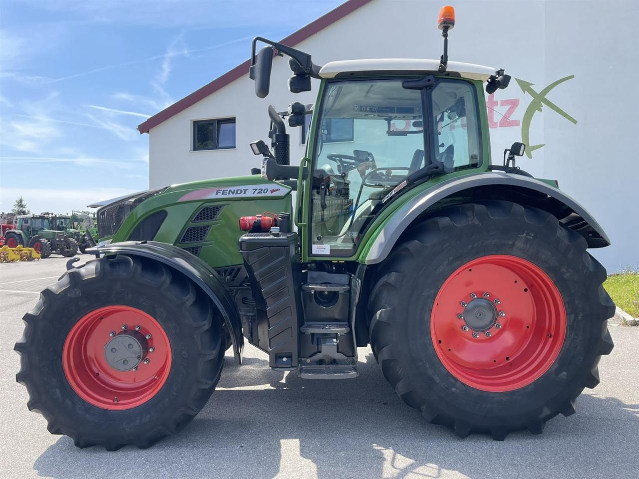 Fendt Vario 720 Profi Plus, Reifen hinten neu, FZW, FH - Traktor: 2 kép. Fendt Vario 720 Profi Plus, Reifen hinten neu, FZW, FH - Traktor: 2 kép.