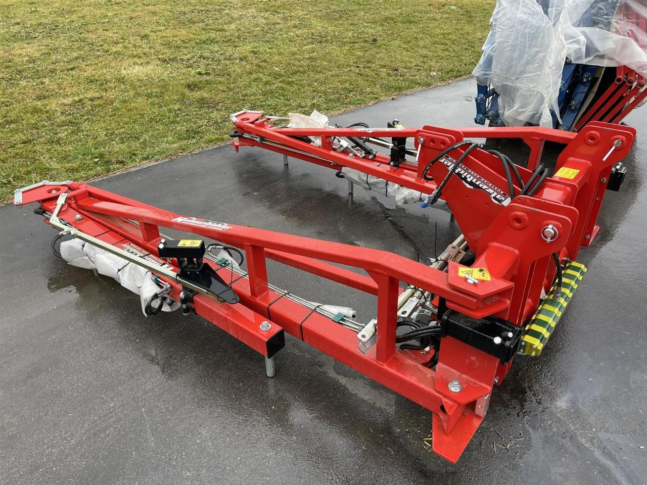 Hatzenbichler Neuer unbenutzter Striegel mit hydraulischer Druckverstellung, 12m AB, Hatzenbichler Striegel - Borona: 2 kép. Hatzenbichler Neuer unbenutzter Striegel mit hydraulischer Druckverstellung, 12m AB, Hatzenbichler Striegel - Borona: 2 kép.