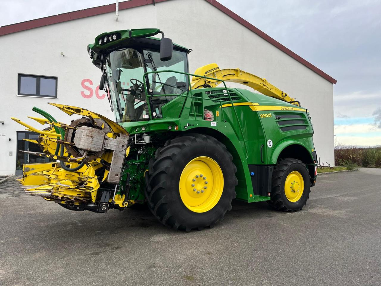 John Deere 8300i Feldhäcksler, Harvestlap, Pickup, Kemper, erst 910 Betriebsstunden, Baujahr 2018 - Önjáró szecskázógép: 2 kép. John Deere 8300i Feldhäcksler, Harvestlap, Pickup, Kemper, erst 910 Betriebsstunden, Baujahr 2018 - Önjáró szecskázógép: 2 kép.