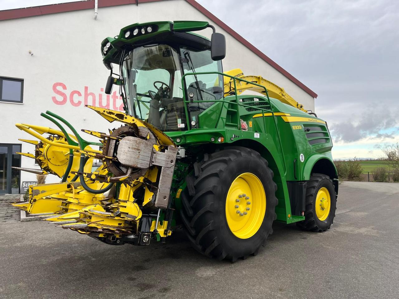 John Deere 8300i Feldhäcksler, Harvestlap, Pickup, Kemper, erst 910 Betriebsstunden, Baujahr 2018 - Önjáró szecskázógép: 1 kép. John Deere 8300i Feldhäcksler, Harvestlap, Pickup, Kemper, erst 910 Betriebsstunden, Baujahr 2018 - Önjáró szecskázógép: 1 kép.