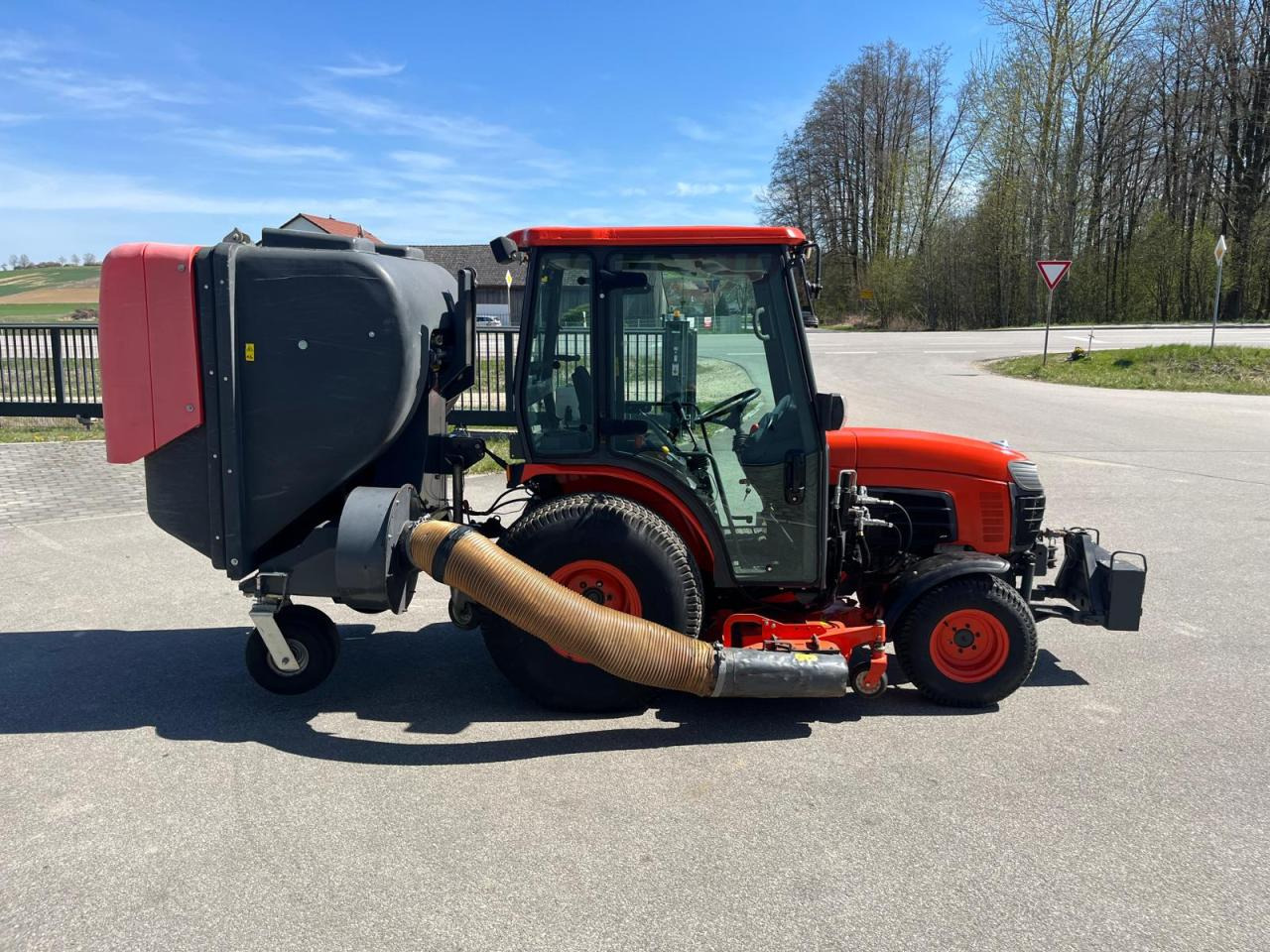Kubota B3030 Rasenmäher inkl. Grüngutbehälter - Kerti fűkasza: 4 kép. Kubota B3030 Rasenmäher inkl. Grüngutbehälter - Kerti fűkasza: 4 kép.