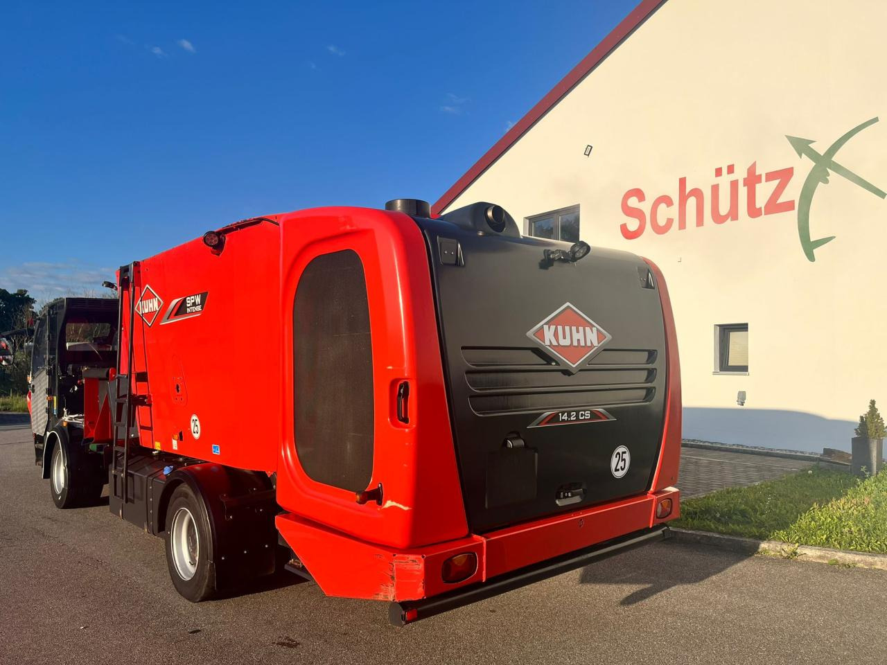 Kuhn 14.2 CS / Futtermischwagen / 2 Schnecken - Etetőkocsi: 3 kép. Kuhn 14.2 CS / Futtermischwagen / 2 Schnecken - Etetőkocsi: 3 kép.