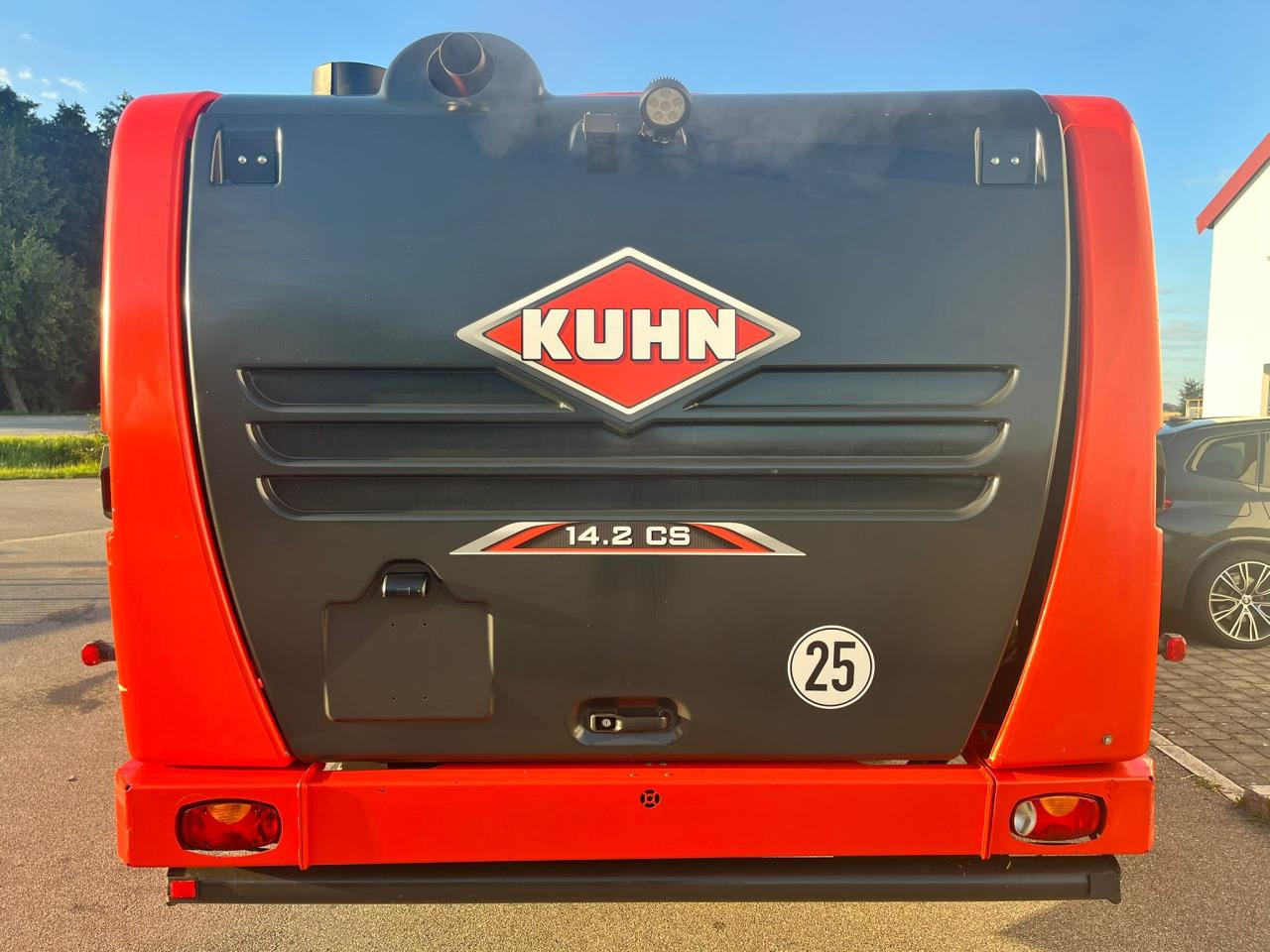 Kuhn 14.2 CS / Futtermischwagen / 2 Schnecken - Etetőkocsi: 4 kép. Kuhn 14.2 CS / Futtermischwagen / 2 Schnecken - Etetőkocsi: 4 kép.