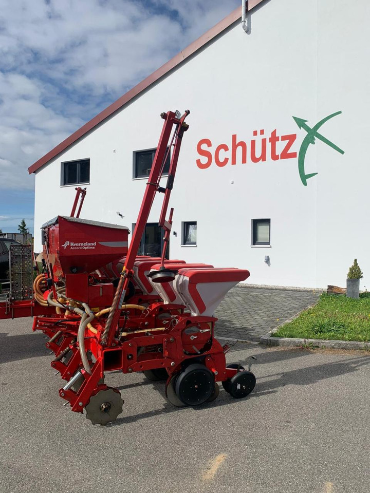 Kverneland Optima HD, mechanischer Antrieb, Reihendüngerstreuer, Visio - Säüberwachung, Baujahr 2007 - Precíziós vetőgép: 3 kép. Kverneland Optima HD, mechanischer Antrieb, Reihendüngerstreuer, Visio - Säüberwachung, Baujahr 2007 - Precíziós vetőgép: 3 kép.