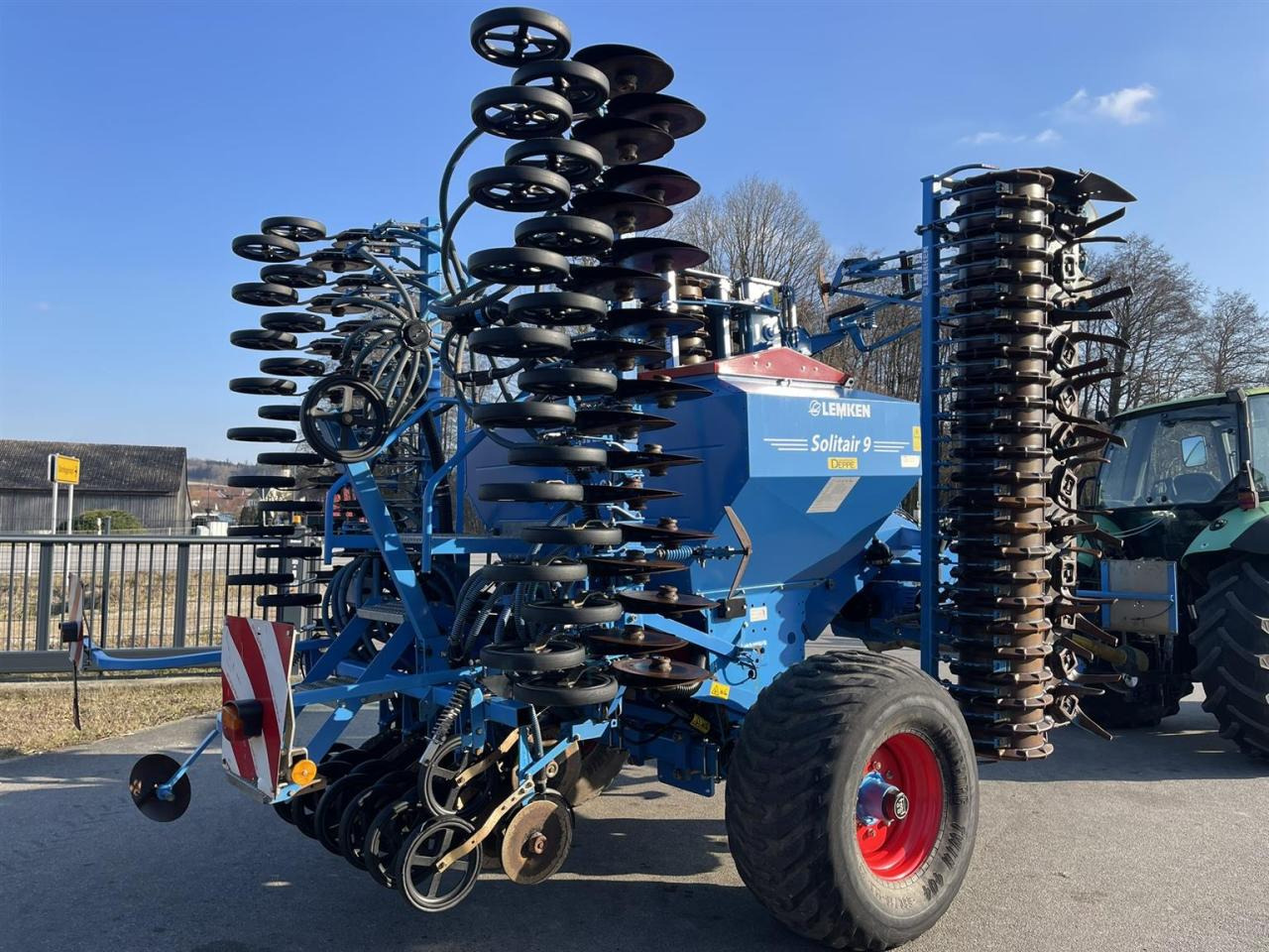 Lemken Säkombination mit Lemken Zirkon 10/600KA und Solitär 9/600, Baujahr 2014 - Kombinált vetőgép: 5 kép. Lemken Säkombination mit Lemken Zirkon 10/600KA und Solitär 9/600, Baujahr 2014 - Kombinált vetőgép: 5 kép.
