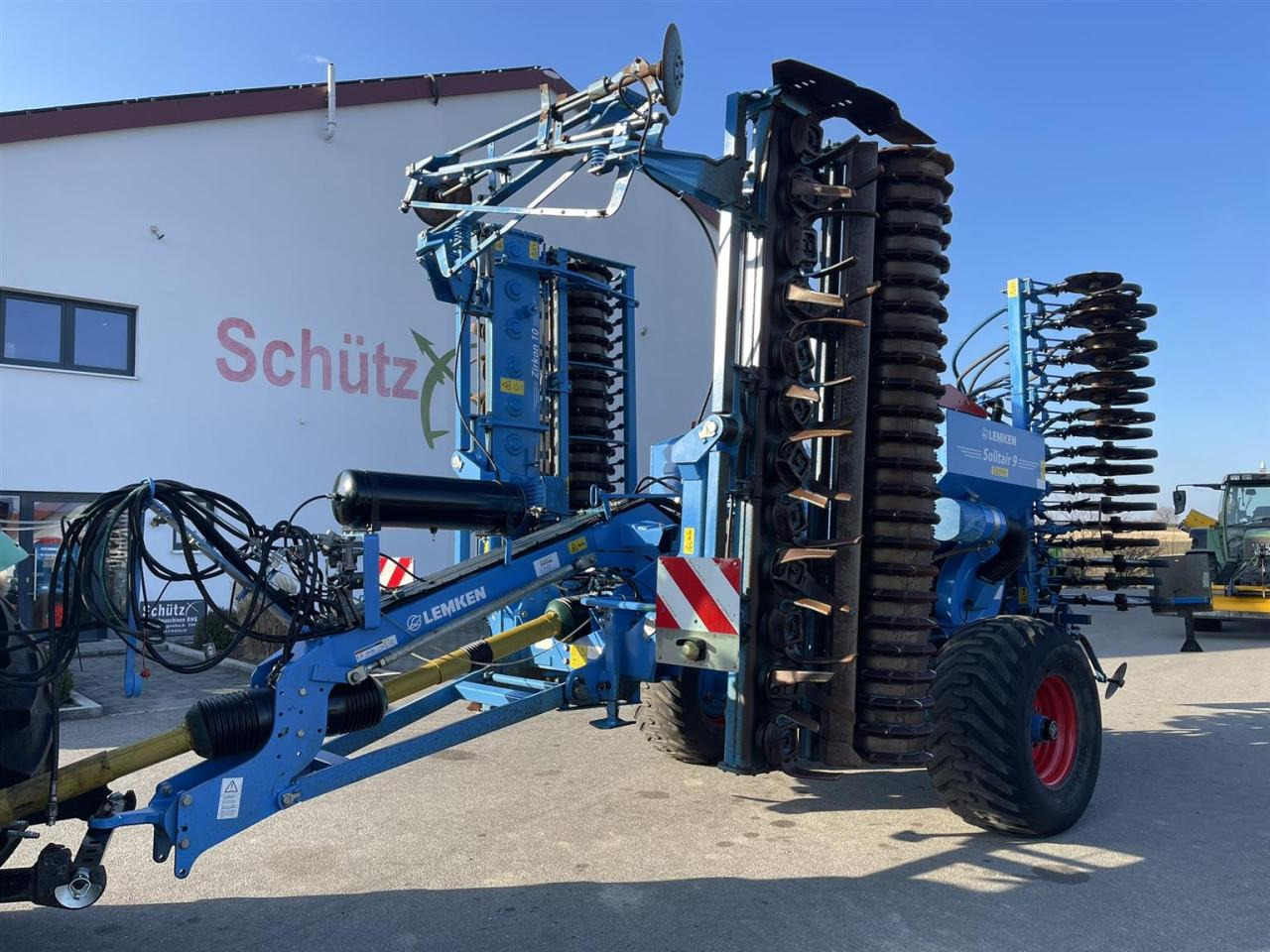 Lemken Säkombination mit Lemken Zirkon 10/600KA und Solitär 9/600, Baujahr 2014 - Kombinált vetőgép: 1 kép. Lemken Säkombination mit Lemken Zirkon 10/600KA und Solitär 9/600, Baujahr 2014 - Kombinált vetőgép: 1 kép.
