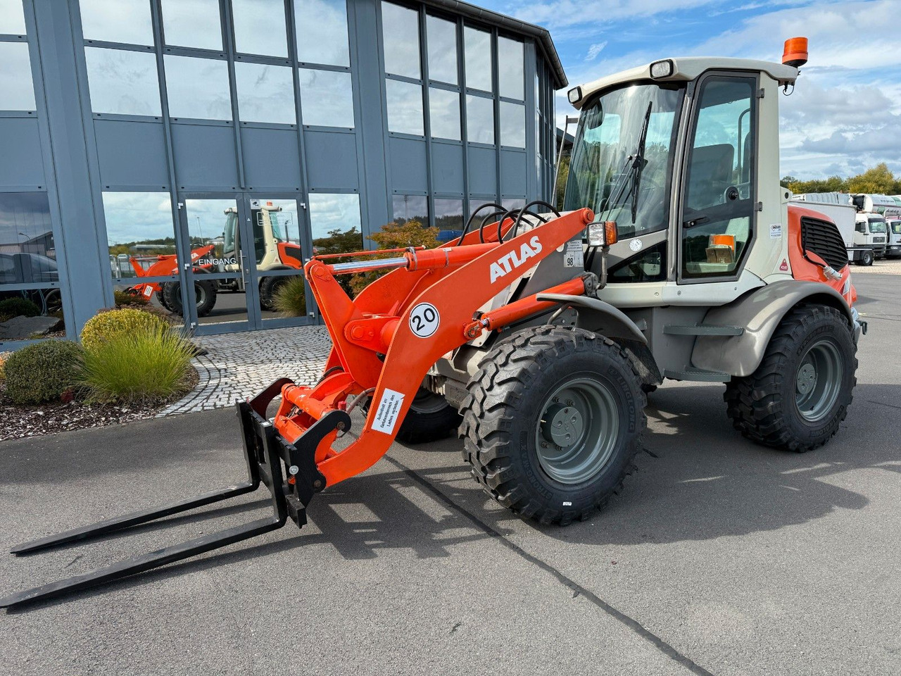 Atlas AR 80 hydr. SW , Palettengabel - Gumikerekes homlokrakodó: 3 kép. Atlas AR 80 hydr. SW , Palettengabel - Gumikerekes homlokrakodó: 3 kép.