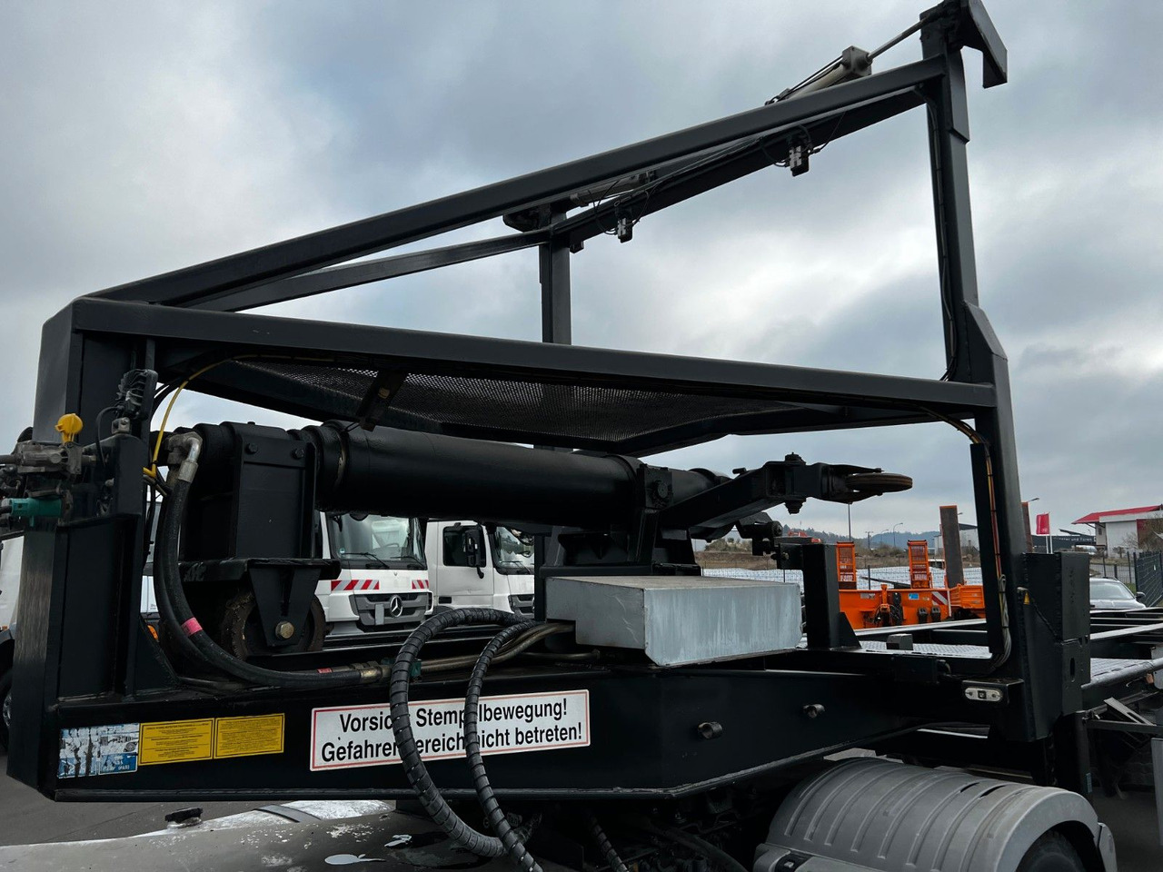 H&W 3- Achs Auflieger für Presscontainer H&W 3- Achs Auflieger für Presscontainer - Félpótkocsi cserefelépítményes: 3 kép. H&W 3- Achs Auflieger für Presscontainer H&W 3- Achs Auflieger für Presscontainer - Félpótkocsi cserefelépítményes: 3 kép.