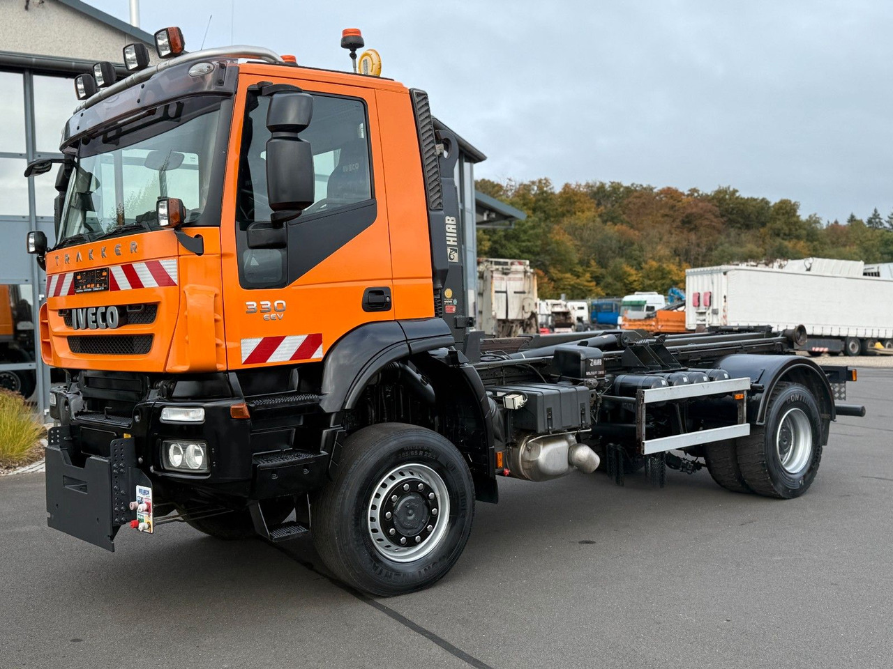 Iveco Trakker 330 EEV Winterdienst Abroll - Horgos rakodó teherautó: 4 kép. Iveco Trakker 330 EEV Winterdienst Abroll - Horgos rakodó teherautó: 4 kép.