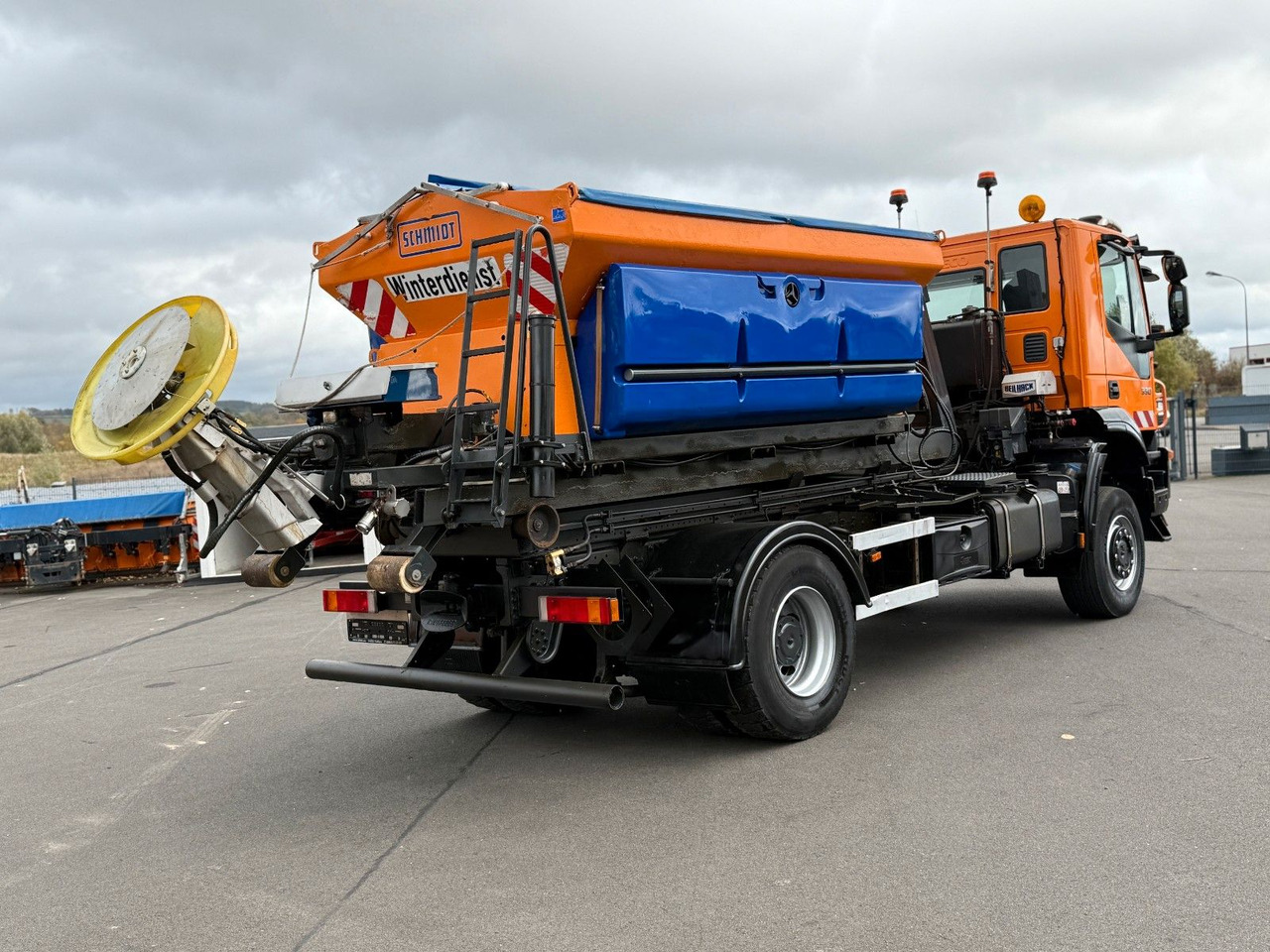 Iveco Trakker 330 EEV Winterdienst Abroll - Horgos rakodó teherautó: 4 kép. Iveco Trakker 330 EEV Winterdienst Abroll - Horgos rakodó teherautó: 4 kép.