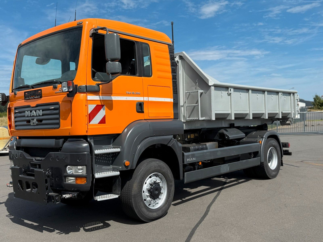 MAN TGA 18.350 4x4 Meiler Abroller RK 14.45 Winterd. - Horgos rakodó teherautó: 1 kép. MAN TGA 18.350 4x4 Meiler Abroller RK 14.45 Winterd. - Horgos rakodó teherautó: 1 kép.