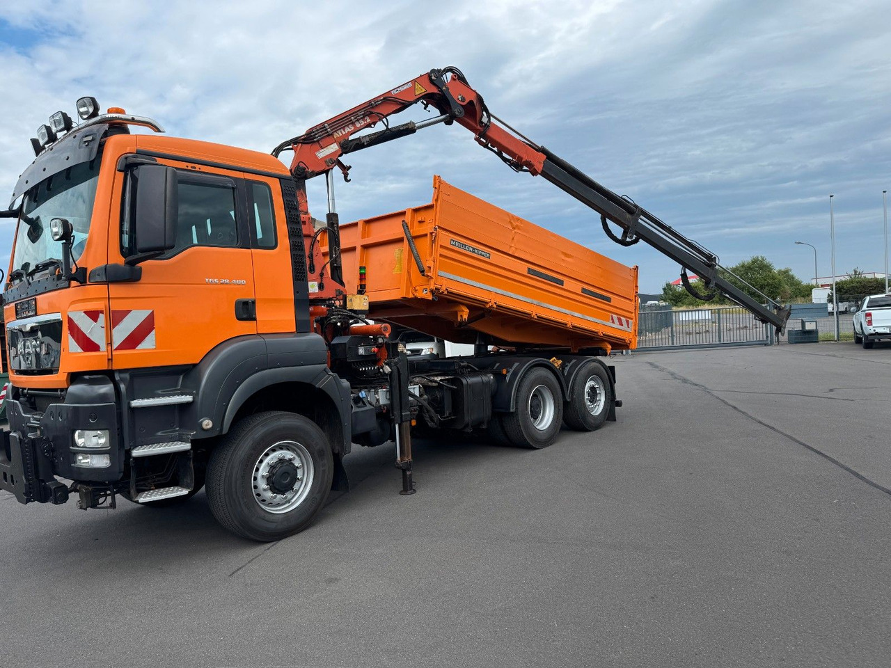 MAN TGS 28.400 6x4-4 BL Kipper / Kran / Winterdienst - Billenőplatós teherautó, Darus autó: 1 kép. MAN TGS 28.400 6x4-4 BL Kipper / Kran / Winterdienst - Billenőplatós teherautó, Darus autó: 1 kép.