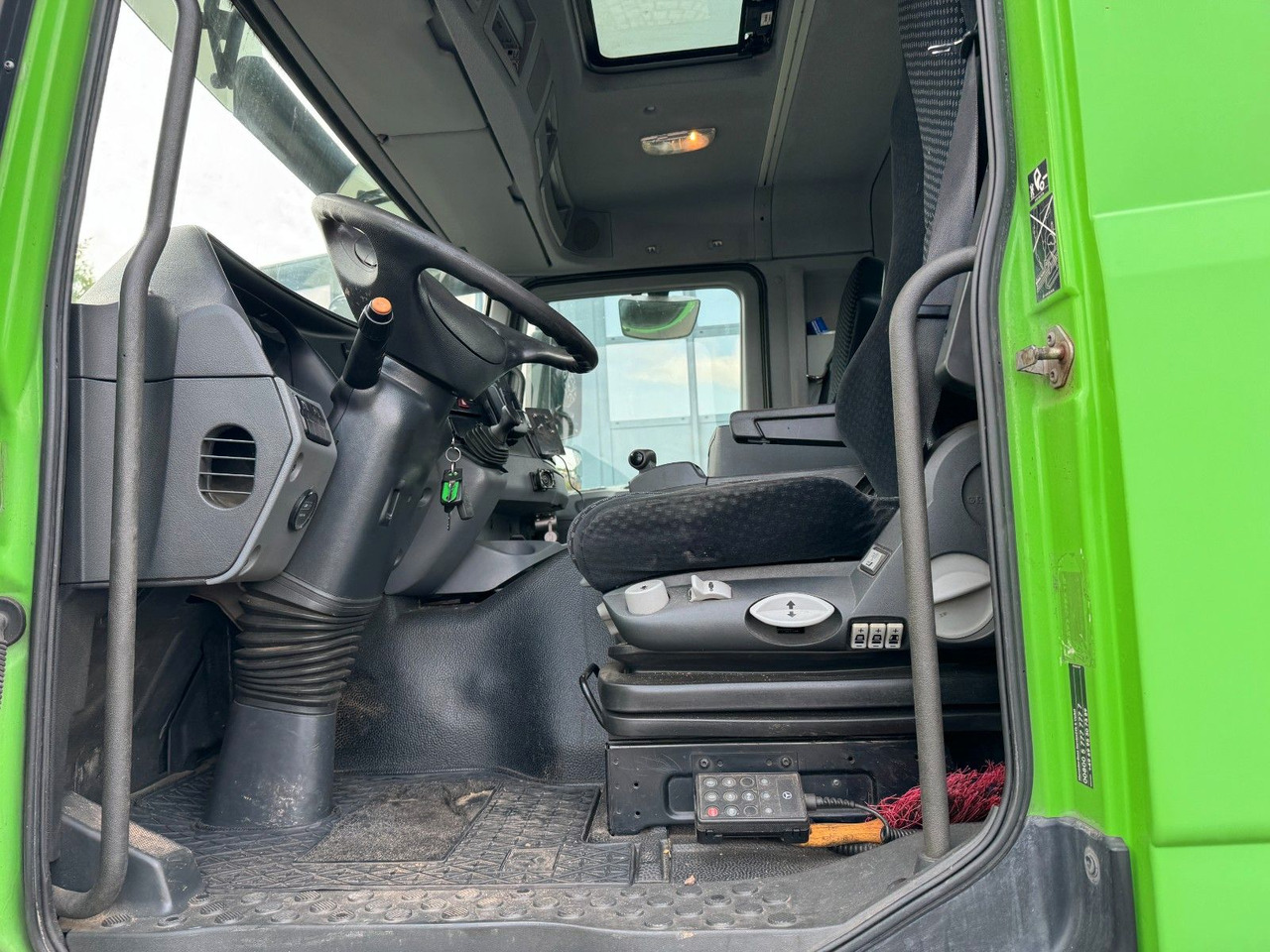 Alvaz teherautó Mercedes-Benz Actros 1832 MP 3 Kipperfahrgestell + Klima: 15 kép. Alvaz teherautó Mercedes-Benz Actros 1832 MP 3 Kipperfahrgestell + Klima: 15 kép.