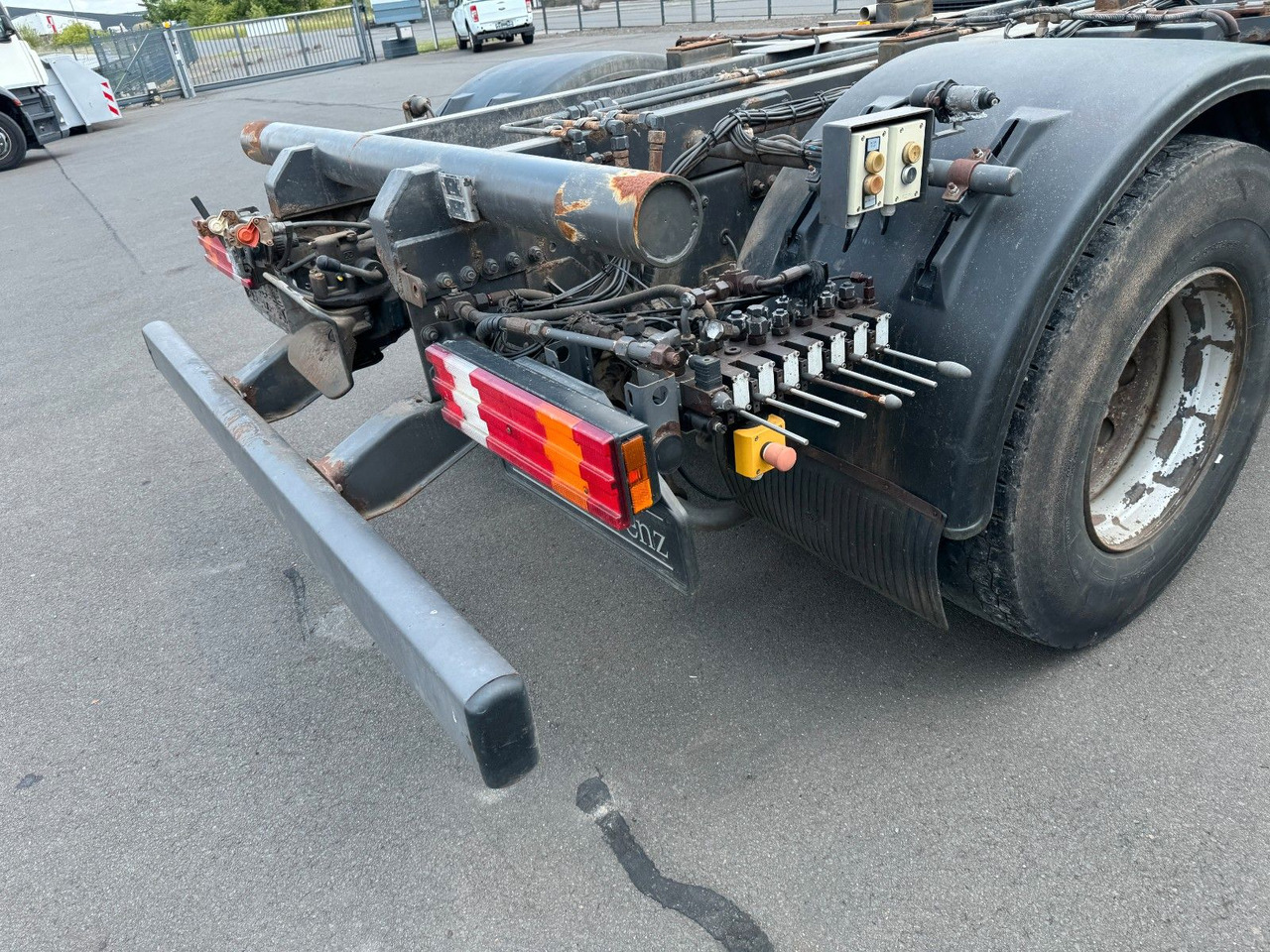 Alvaz teherautó Mercedes-Benz Actros 1832 MP 3 Kipperfahrgestell + Klima: 10 kép. Alvaz teherautó Mercedes-Benz Actros 1832 MP 3 Kipperfahrgestell + Klima: 10 kép.