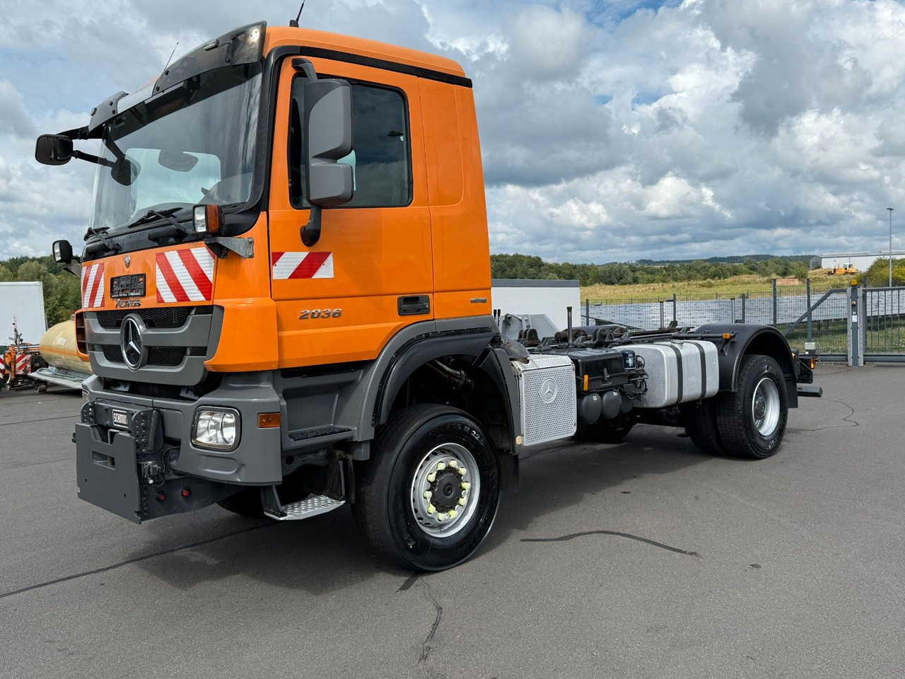 Mercedes-Benz Actros 2036 4x4 Dautelwechselsystem Winterdienst - Alvaz teherautó: 1 kép. Mercedes-Benz Actros 2036 4x4 Dautelwechselsystem Winterdienst - Alvaz teherautó: 1 kép.