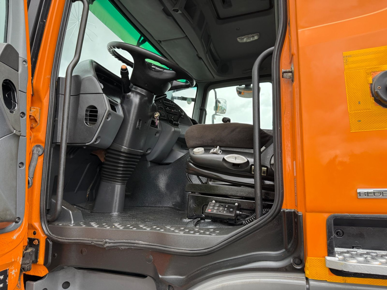 Mercedes-Benz Actros 3341 6x6 Hydraulikpumpe + Tank - Alvaz teherautó: 5 kép. Mercedes-Benz Actros 3341 6x6 Hydraulikpumpe + Tank - Alvaz teherautó: 5 kép.