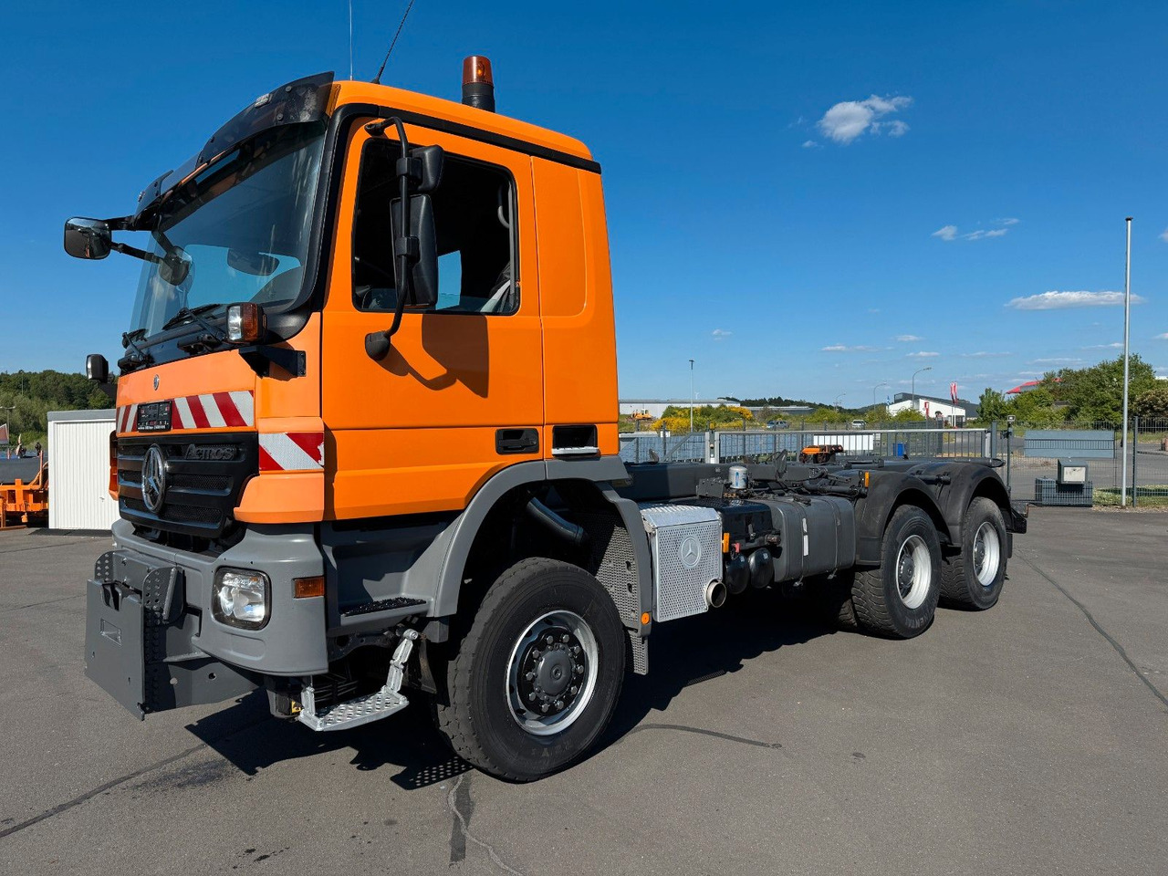 Mercedes-Benz Actros 3341 6x6 Kipperfahrgestell mit Zylinder - Alvaz teherautó: 1 kép. Mercedes-Benz Actros 3341 6x6 Kipperfahrgestell mit Zylinder - Alvaz teherautó: 1 kép.