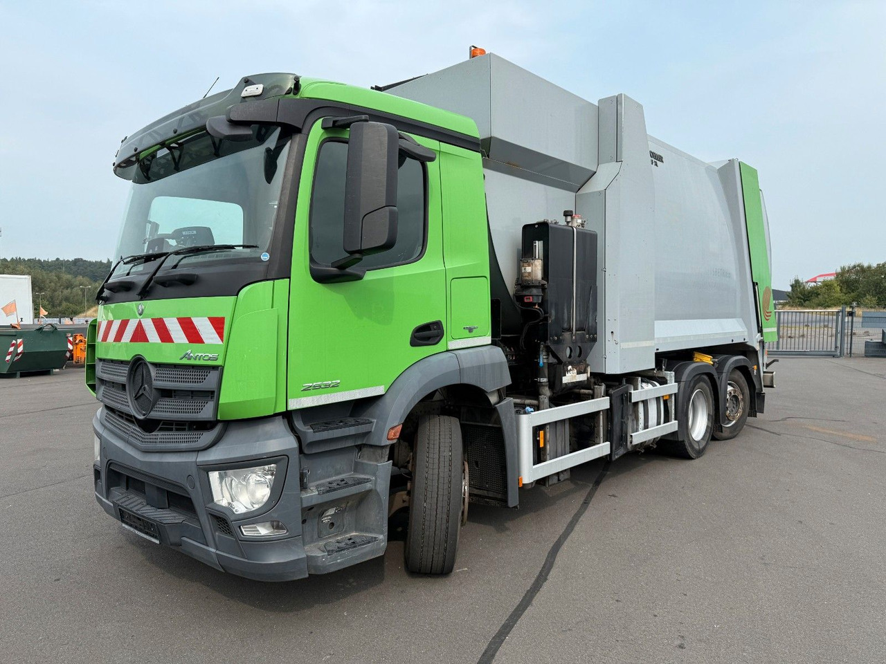 Mercedes-Benz Antos 2533 Seitenlader Zoeller SLF XL - Szemetesautó: 1 kép. Mercedes-Benz Antos 2533 Seitenlader Zoeller SLF XL - Szemetesautó: 1 kép.