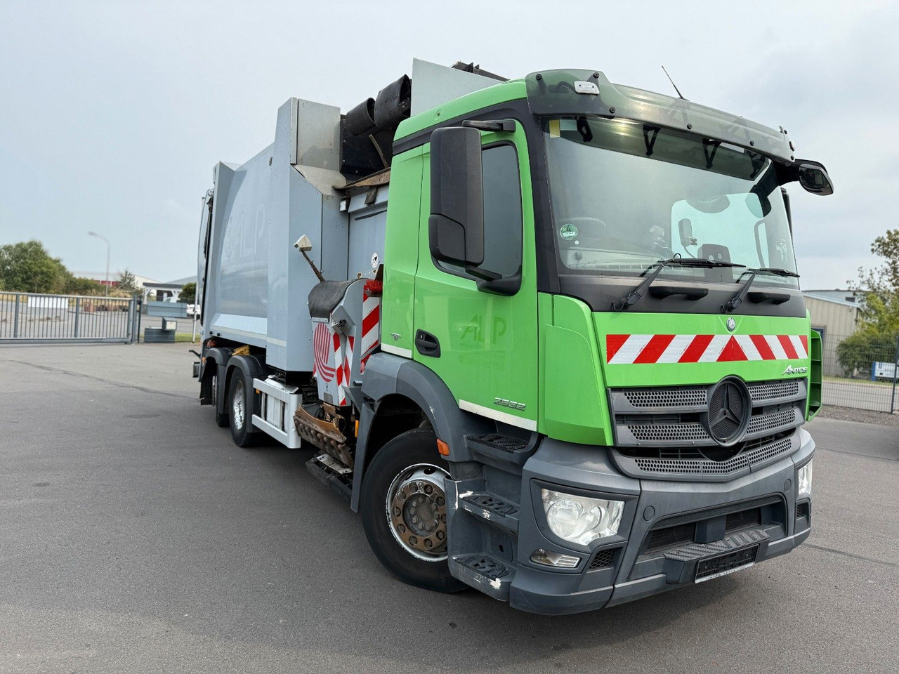 Mercedes-Benz Antos 2533 Seitenlader Zoeller SLF XL - Szemetesautó: 3 kép. Mercedes-Benz Antos 2533 Seitenlader Zoeller SLF XL - Szemetesautó: 3 kép.