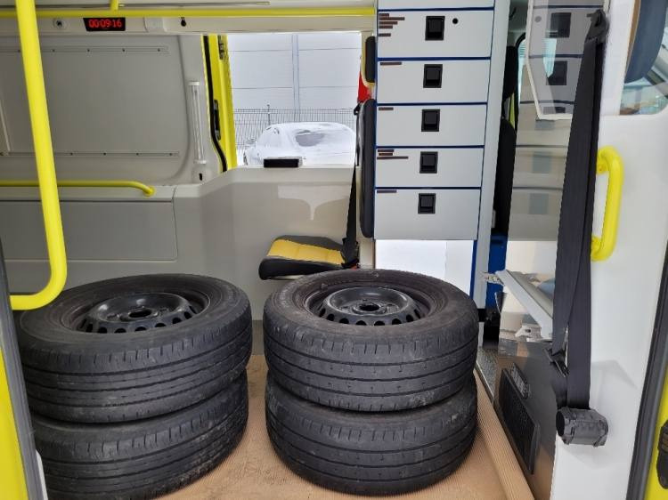 FORD TRANSIT 2,0TDI AMBULANCE KLIMA 4.2018 EURO 6, 3 UNITS - Mentőautó: 5 kép. FORD TRANSIT 2,0TDI AMBULANCE KLIMA 4.2018 EURO 6, 3 UNITS - Mentőautó: 5 kép.