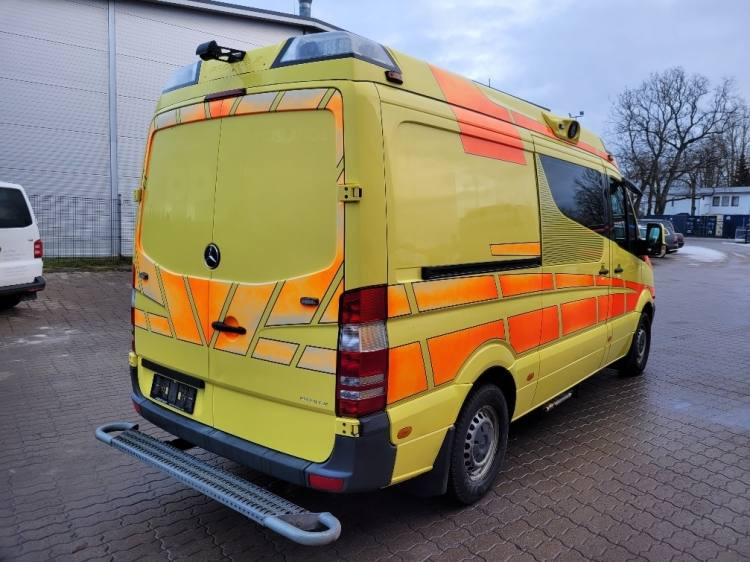 MERCEDES – BENZ SPRINTER 2.2D AMBULANCE (PROFILE) KLIMA 11.2014 EURO 5 - Mentőautó: 4 kép. MERCEDES – BENZ SPRINTER 2.2D AMBULANCE (PROFILE) KLIMA 11.2014 EURO 5 - Mentőautó: 4 kép.