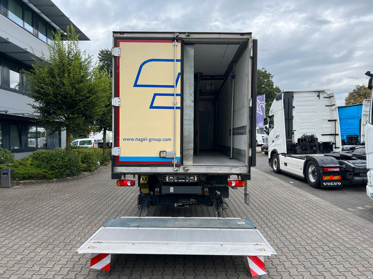 DAF LF 280 FA 16t. Multitemp, T1000 Spectrum - Hűtős teherautó: 4 kép. DAF LF 280 FA 16t. Multitemp, T1000 Spectrum - Hűtős teherautó: 4 kép.