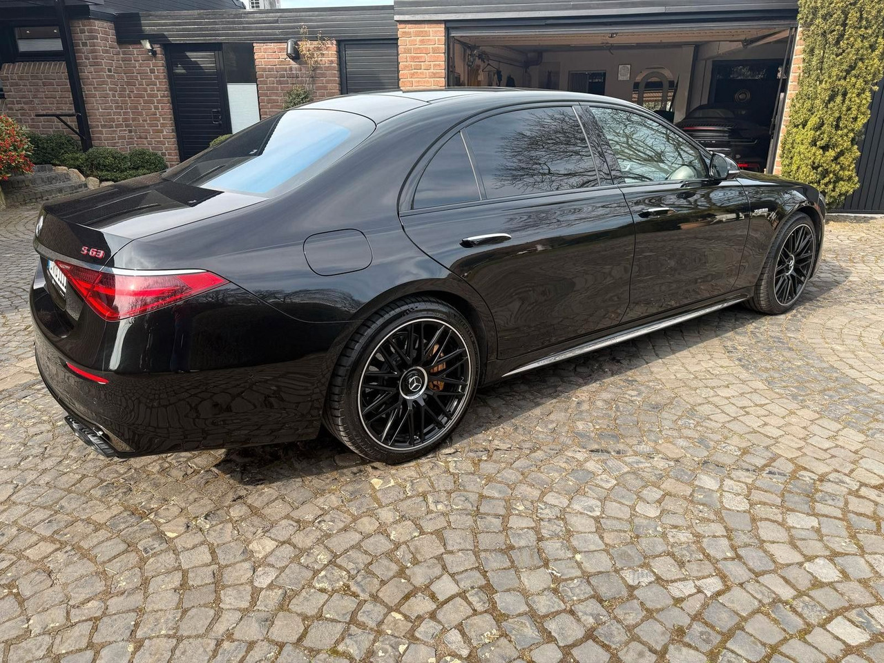 Mercedes-Benz S 63 AMG S -Klasse Lim. S 63 AMG e 4Matic+ L - Szedán: 4 kép. Mercedes-Benz S 63 AMG S -Klasse Lim. S 63 AMG e 4Matic+ L - Szedán: 4 kép.