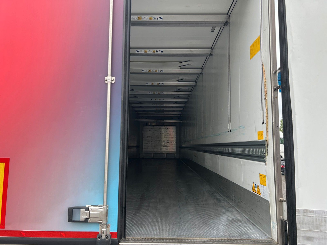 Schmitz Cargobull SKO 24/L - 13.4 FP TK SLXi 300; beschädigtes Fzg - Félpótkocsi hűtős: 5 kép. Schmitz Cargobull SKO 24/L - 13.4 FP TK SLXi 300; beschädigtes Fzg - Félpótkocsi hűtős: 5 kép.