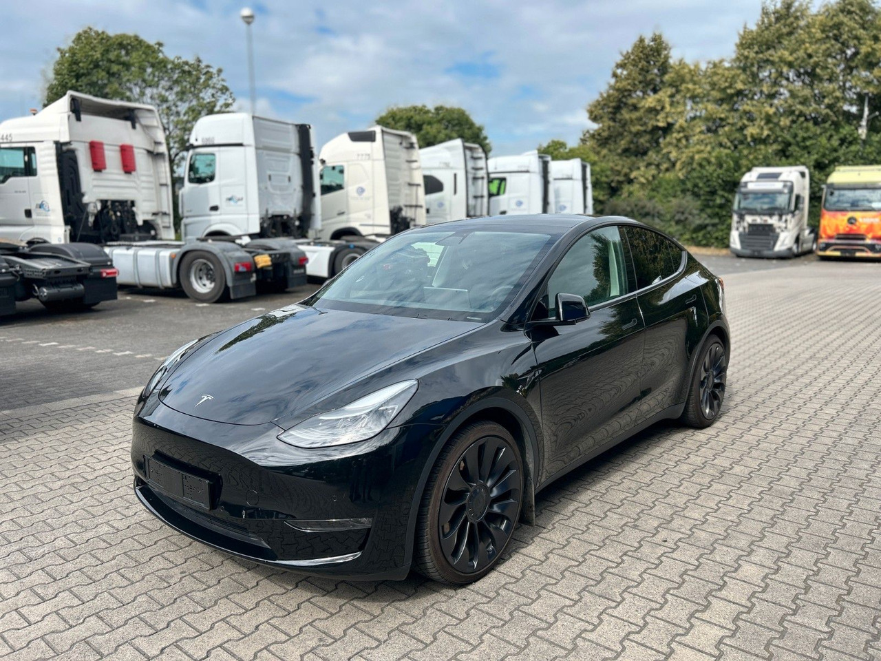 Tesla Model Y Performance Dual AWD - Szedán: 1 kép. Tesla Model Y Performance Dual AWD - Szedán: 1 kép.