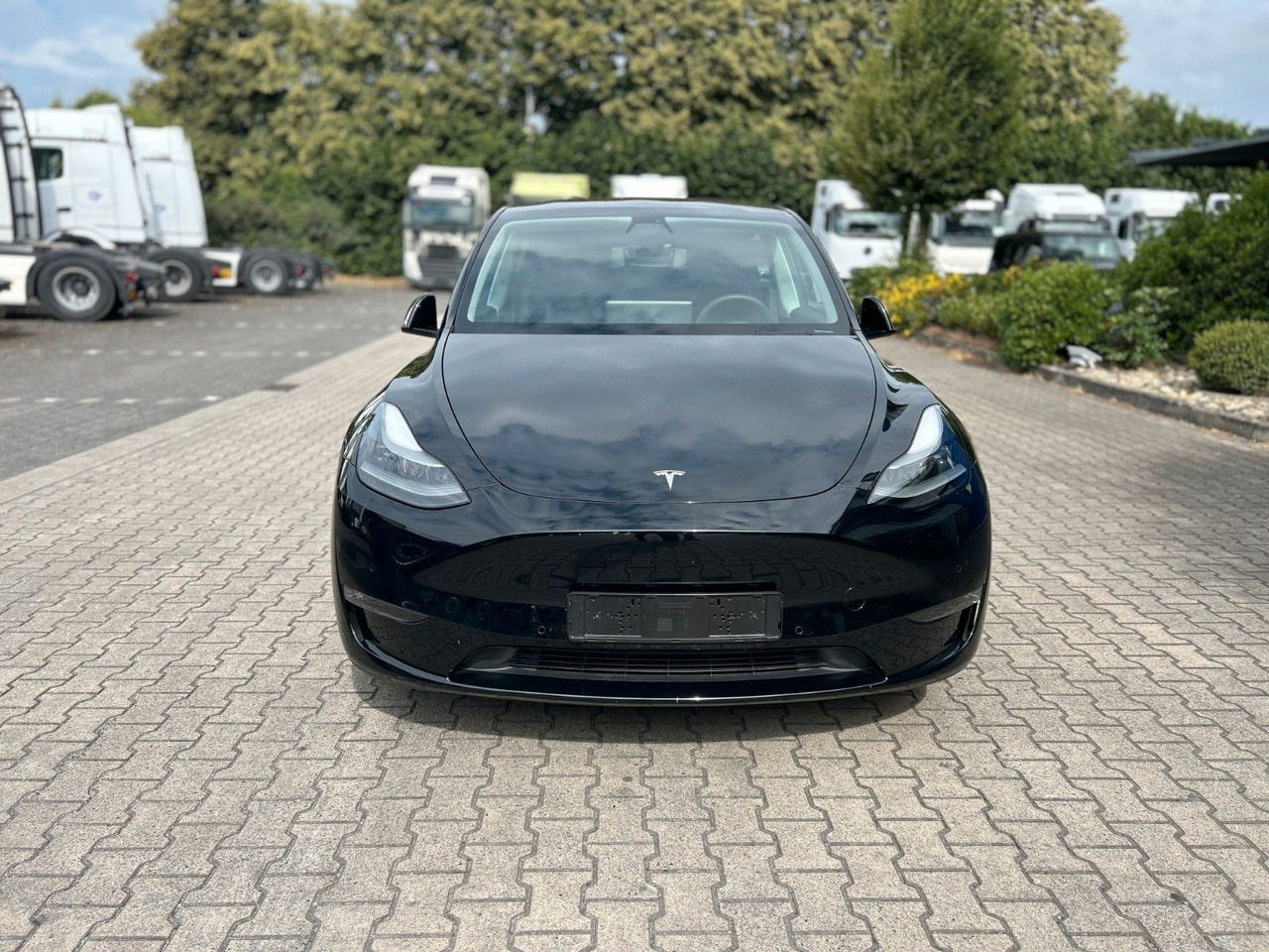 Tesla Model Y Performance Dual AWD - Szedán: 2 kép. Tesla Model Y Performance Dual AWD - Szedán: 2 kép.