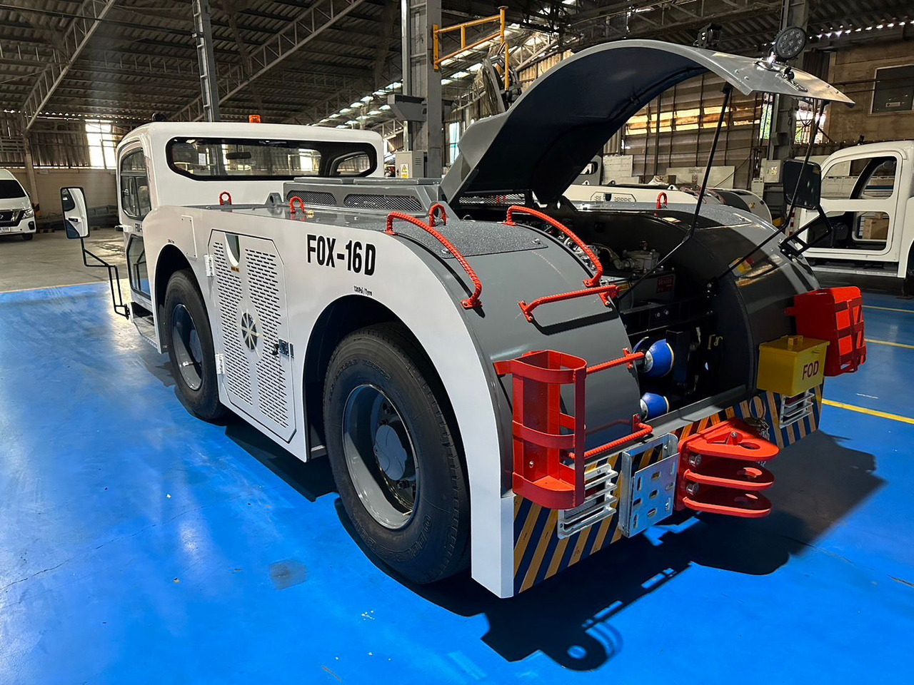 BlissFox 16D - Repülőgép vontató: 2 kép. BlissFox 16D - Repülőgép vontató: 2 kép.