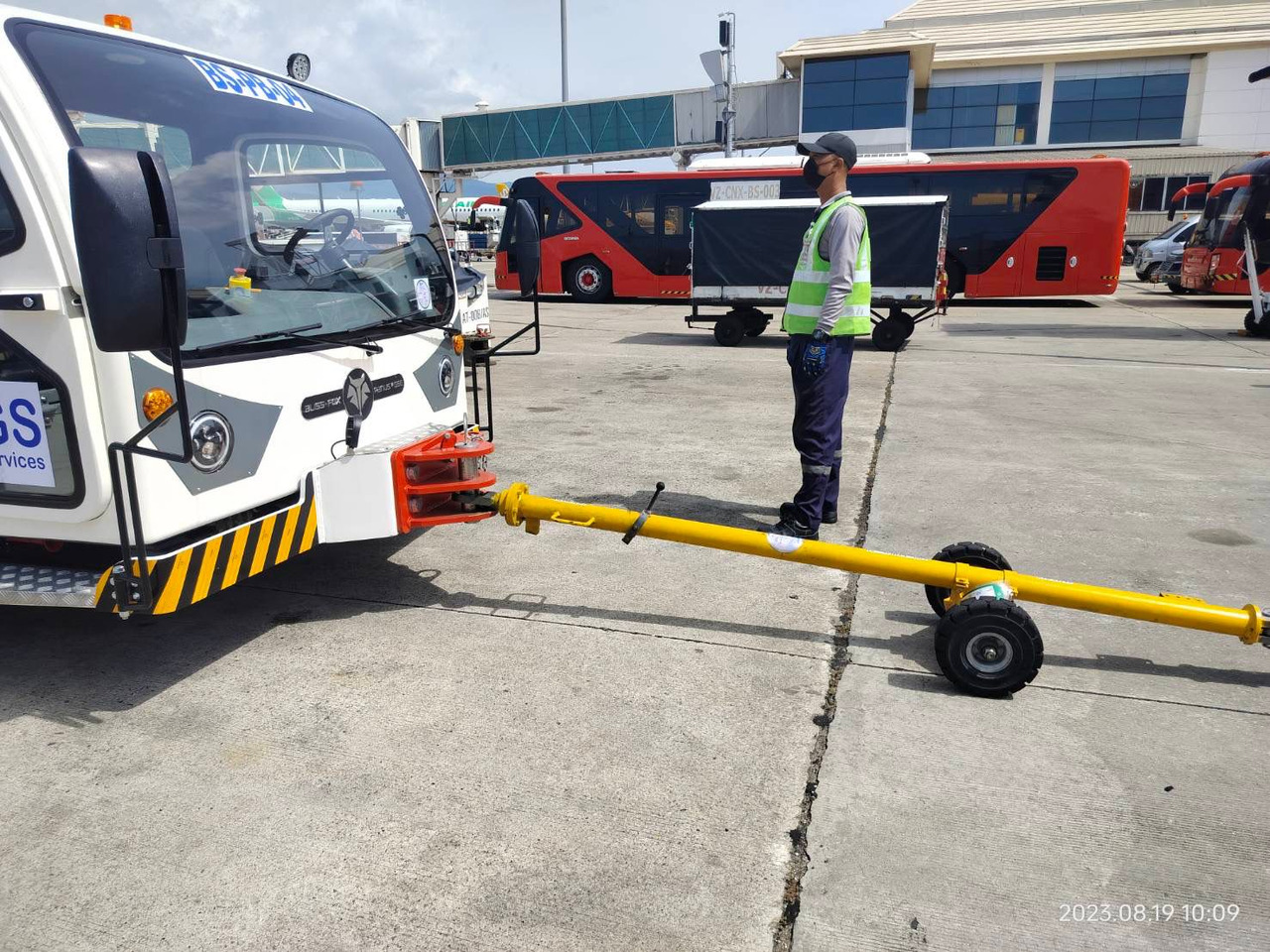 BlissFox 16D - Repülőgép vontató: 3 kép. BlissFox 16D - Repülőgép vontató: 3 kép.