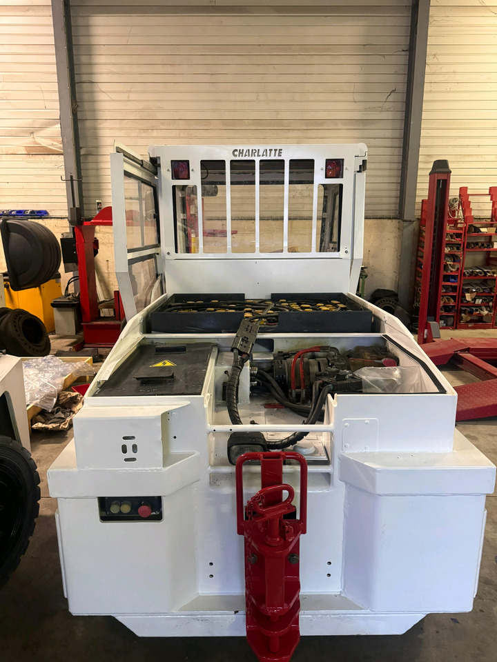 Charlatte 2012 - Poggyász vontató: 5 kép. Charlatte 2012 - Poggyász vontató: 5 kép.