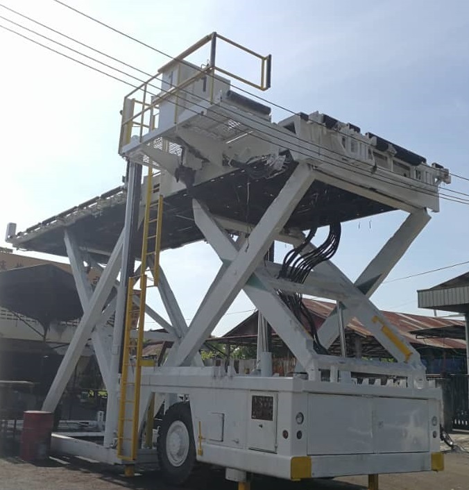 FMC MDL 60 Main Deck 30 tons - Konténer/ Rakodólap rakodógép: 1 kép. FMC MDL 60 Main Deck 30 tons - Konténer/ Rakodólap rakodógép: 1 kép.