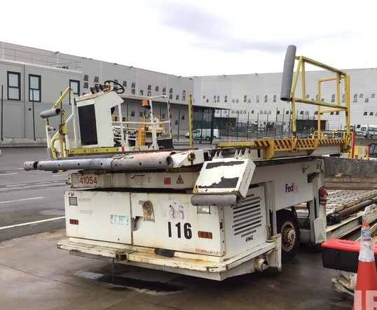 FMC loader Commander 15 Universal Main Deck - Konténer/ Rakodólap rakodógép: 1 kép. FMC loader Commander 15 Universal Main Deck - Konténer/ Rakodólap rakodógép: 1 kép.