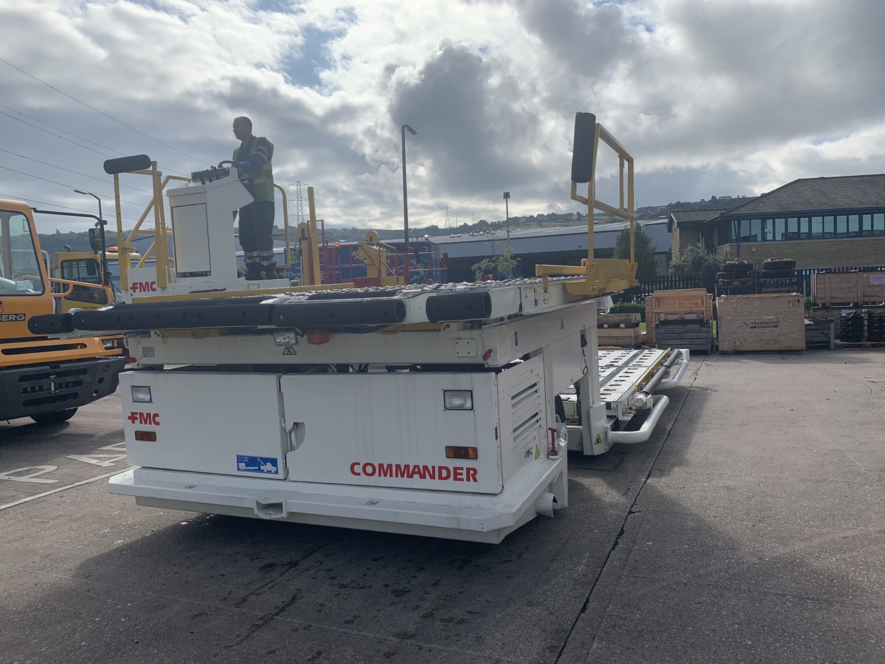 Lower Deck Loader 7 tons FMC Commander 15 - Konténer/ Rakodólap rakodógép: 3 kép. Lower Deck Loader 7 tons FMC Commander 15 - Konténer/ Rakodólap rakodógép: 3 kép.
